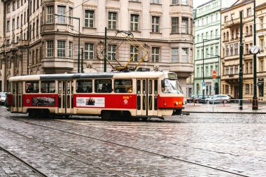Prague, Çek Cumhuriyeti - 24 Aralık 2016-sokakta toplu taşıma tramvay. Şehrin günlük yaşamda. Avrupa'nın günlük yaşam.