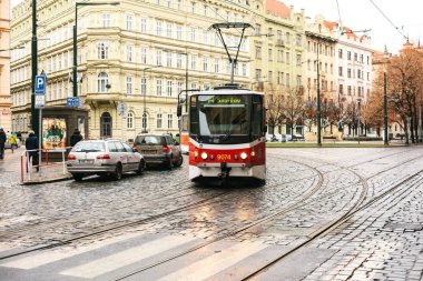 Prague, Çek Cumhuriyeti - 24 Aralık 2016-sokakta toplu taşıma tramvay. Şehrin günlük yaşamda. Avrupa'nın günlük yaşam.