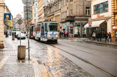 Prague, Çek Cumhuriyeti - 24 Aralık 2016-sokakta toplu taşıma tramvay. Şehrin günlük yaşamda. Avrupa'nın günlük yaşam.