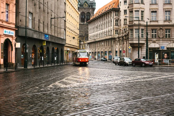 Praga, República Checa - 24 de diciembre de 2016 -Tranvía transporte público en la calle. La vida cotidiana en la ciudad. La vida cotidiana en Europa . — Foto de Stock