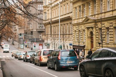 Prague, Çek Cumhuriyeti, 15 Aralık 2016: Prag güzel bir sokak. Yol boyunca üst üste arabaları. Şehrin iş parçası. Trafik ışık, yeşil ışık.
