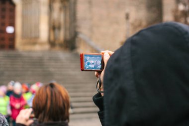 Prag, Çek Cumhuriyeti, 15 Aralık 2016: Çocuk korosu tapınağın yanındaki meydanda Noel şarkıları şarkı. İnsanlar performans izliyor. Avrupa'nın rahat Noel Kutlamaları.
