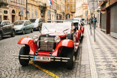 Prague, Çek Cumhuriyeti, 24 Aralık 2016: Retro otomobil Prag'da Noel tatili sırasında eğlence turistler için. Noel zamanı Avrupa'nın.