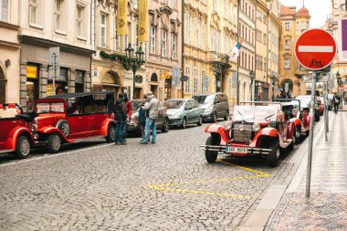 Prague, Çek Cumhuriyeti, 24 Aralık 2016: Retro otomobil Prag'da Noel tatili sırasında eğlence turistler için. Noel zamanı Avrupa'nın.
