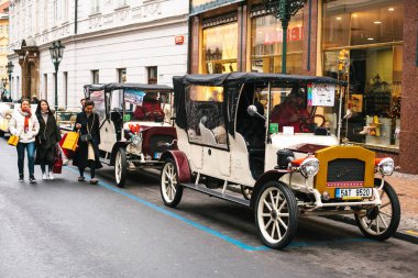 Prague, Çek Cumhuriyeti, 24 Aralık 2016: Retro otomobil Prag'da Noel tatili sırasında eğlence turistler için. Noel zamanı Avrupa'nın.
