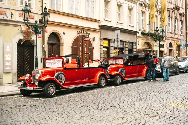 プラハ, チェコ共和国, 2016 年 12 月 24 日: プラハのクリスマス休暇中にエンターテイメント観光客のためのレトロな車。ヨーロッパでクリスマスの時. — ストック写真