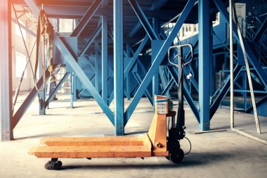 Çöp tartmak için ölçekler. Atık işleme tesisi. Teknolojik süreç. Geri dönüşüm ve atık daha fazla bertarafı için depolama. Sıralama ve atık işleme için iş.