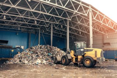 Buldozer atık döküm temiz olacaktır. Atık işleme tesisi. Teknolojik süreç. Sıralama ve atık işleme için iş.