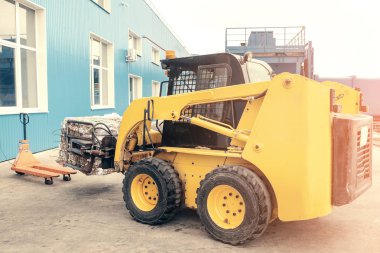 Forklift kamyon. Atık işleme tesisi. Teknolojik süreç. Geri dönüşüm ve atık daha fazla bertarafı için depolama. Sıralama ve atık işleme için iş.