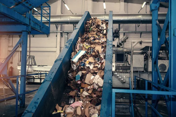 Zařízení na zpracování odpadu. Technologický proces. Recyklace a skladování odpadů určených k dalšímu odstranění. Podnikání pro třídění a zpracování odpadů. — Stock fotografie