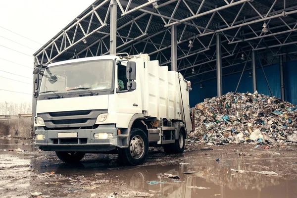 Un camión especial descarga residuos. Transporte de residuos. Proceso tecnológico. Reciclaje y almacenamiento de residuos para su posterior eliminación. Negocio de clasificación y tratamiento de residuos . —  Fotos de Stock