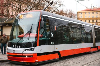 Prague, Çek Cumhuriyeti - 24 Aralık 2016-sokakta toplu taşıma tramvay. Şehrin günlük yaşamda. Avrupa'nın günlük yaşam.
