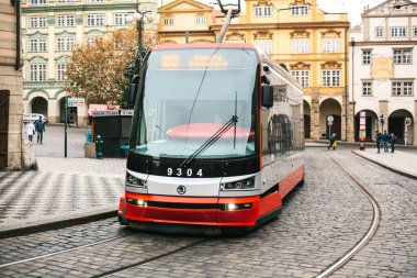 Prague, Çek Cumhuriyeti - 24 Aralık 2016-sokakta toplu taşıma tramvay. Şehrin günlük yaşamda. Avrupa'nın günlük yaşam.