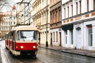 Tramvay Caddesi üzerinde toplu taşıma. Şehrin günlük yaşamda. Avrupa'nın günlük yaşam.