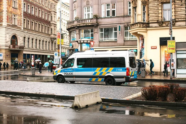 Praga, República Checa - 25 de diciembre de 2016 - La policía en las calles. Patrulla el día de Navidad en Praga. Refuerzo de las medidas de seguridad durante los días festivos. Navidad en Europa . — Foto de Stock