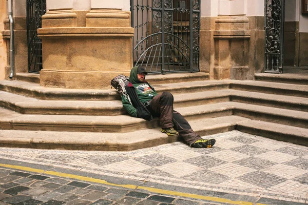 Praga, Repubblica Ceca 24 dicembre 2016 - Povero senzatetto affamato seduto sul marciapiede nel centro della città. Uomo infelice. Praga — Foto Stock