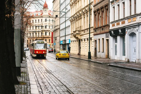 Praga, República Checa - 24 de diciembre de 2016 -Tranvía transporte público en la calle. La vida cotidiana en la ciudad. La vida cotidiana en Europa . — Foto de Stock