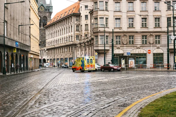 Praga, República Checa, 24 de diciembre de 2016: Paseos en ambulancia al paciente a lo largo de la calle en Praga. Europa . — Foto de Stock