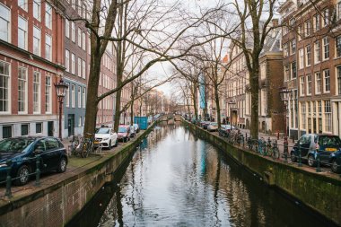 Amsterdam, Hollanda, 2 Ocak 2017: Amsterdam Hollanda Avrupa geleneksel evlerde görünümünü. Gün batımı. İyi akşamlar. Avrupa tarzı evler. Kanalları