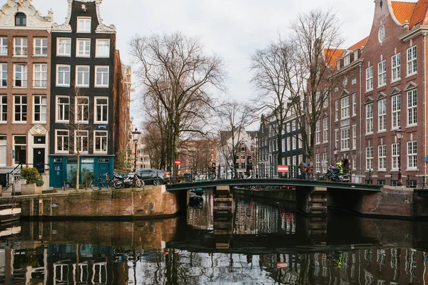 Pohled na tradičních domů v Evropě Nizozemsko Amsterdam. Západ slunce. Dobrý večer. Domy v evropském stylu. Kanály — Stock fotografie