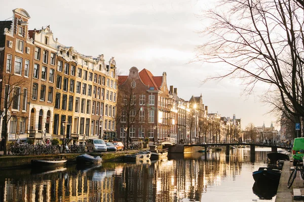 在阿姆斯特丹荷兰欧洲传统民居的视图。日落。晚上。欧式风格的房子。电视频道 — 图库照片