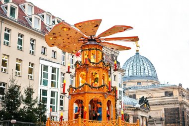 Noel pazarı Striezelmarkt. Dresden, Almanya. Avrupa'nın Noel Kutlamaları.