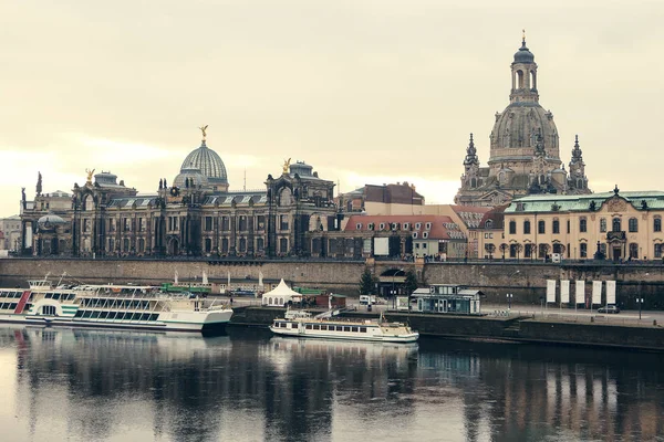Panorama de Dresden com Bruhl Terraço chamado Varanda da Europa, a Igreja de Nossa Senhora e do Elba, Dresden, Alemanha. Estilo retrô . — Fotografia de Stock