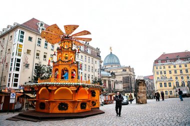 Dresden, Almanya, 19 Aralık 2016: Noel pazarı. Dresden, Almanya. Avrupa'nın Noel Kutlamaları.
