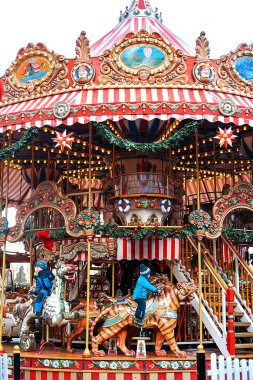 Dresden, Almanya, 19 Aralık 2016: Noel pazarı. Dresden, Almanya. Avrupa'nın Noel Kutlamaları.