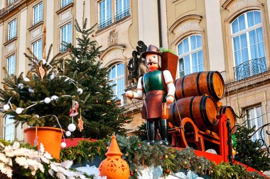 Dresden, Almanya, 19 Aralık 2016: Noel Avrupa'da kutluyor. Geleneksel dekorasyon çatı dükkanlar Dresden Noel piyasada. Oyuncaklar.