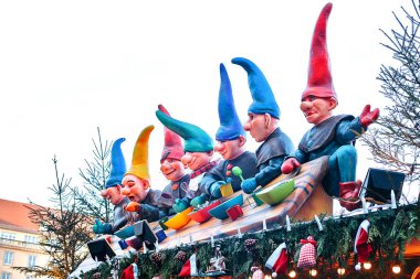 Dresden, Almanya, 19 Aralık 2016: Noel Avrupa'da kutluyor. Geleneksel dekorasyon çatı dükkanlar Dresden Noel piyasada. Oyuncaklar.