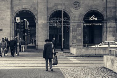 Dresden, Almanya, 19 Aralık 2016: Eski Alman kadın yolun üstünden geçiyor. Avrupa'daki yaşamı. Yaşam tarzı