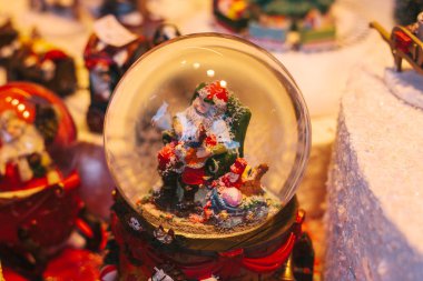 Geleneksel sembolik küçük bir hediye Noel için. Noel top. Noel ruh hali.