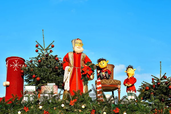 Dresda, Germania, 19 dicembre 2016: Celebrazione del Natale in Europa. Decorazioni tradizionali di tetti di negozi sul mercato di Natale in Dresda. Giocattoli . — Foto Stock