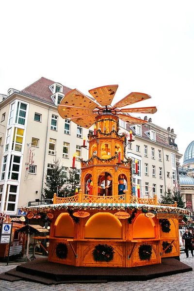 Dresden, Duitsland, 19 December 2016: Kerstmarkt. Dresden, Duitsland. Kerst vieren in Europa. Stockafbeelding
