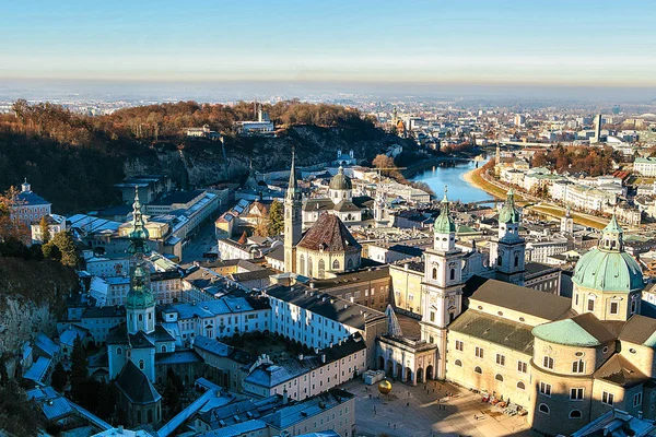 Vista da un punto alto per la città storica di Salisburgo. Una città nell'Austria occidentale, la capitale dello stato federale di Salisburgo. La quarta città più grande dell'Austria. Patria di Mozart . — Foto Stock