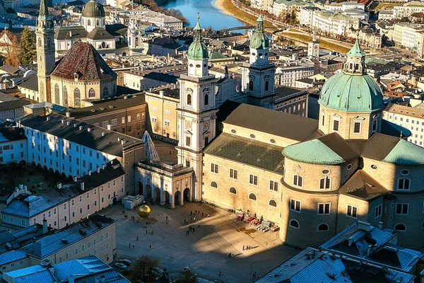 Vista da un punto alto per la città storica di Salisburgo. Una città nell'Austria occidentale, la capitale dello stato federale di Salisburgo. La quarta città più grande dell'Austria. Patria di Mozart . — Foto Stock