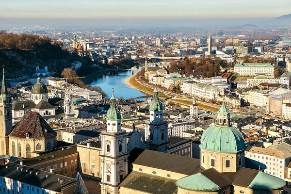 Vista da un punto alto per la città storica di Salisburgo. Una città nell'Austria occidentale, la capitale dello stato federale di Salisburgo. La quarta città più grande dell'Austria. Patria di Mozart . — Foto Stock