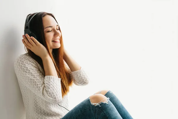 Menina bonita está ouvindo a música — Fotografia de Stock