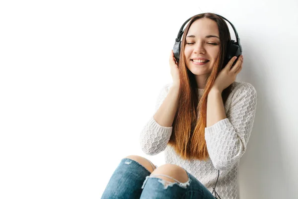 Menina bonita está ouvindo a música — Fotografia de Stock