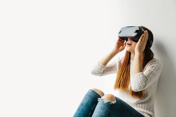 Mujer joven con gafas de realidad virtual. Concepto de tecnología futura. Tecnología de imagen moderna . —  Fotos de Stock