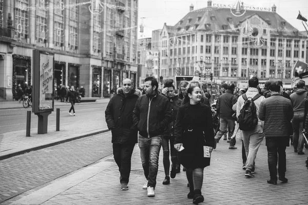 Амстердам, Нидерланды, 2 января 2017 года: Повседневная жизнь в Амстердаме. Стиль жизни . — стоковое фото
