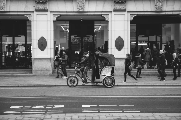 Amsterdam, Holanda, 2 de janeiro de 2017: A vida cotidiana em Amsterdã. Estilo de vida . — Fotografia de Stock