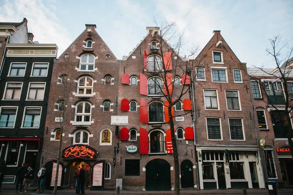 Amsterdam, Nizozemsko, 2 ledna 2017: Domy na ulici v Amsterdamu červené světlo. Známé ulice na celém světě s legální prostituce a sexem divadla a Erotické noční kluby. — Stock fotografie