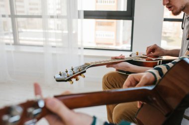 Gitar çalmayı öğrenme. Müzik eğitimi ve ders dışı dersleri.