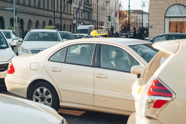 Muitos táxis bávaros tradicionais na praça Odeonsplatz, no centro de Munique. Transporte de passageiros. A vida quotidiana em Munique. Tráfego pesado . — Fotografia de Stock