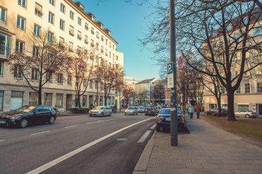 Münih, Almanya, 29 Aralık 2016: Arabalar Münih'te sokakta. Şehir hayatı. Avrupa'daki gündelik yaşamı. Yaşam tarzı.