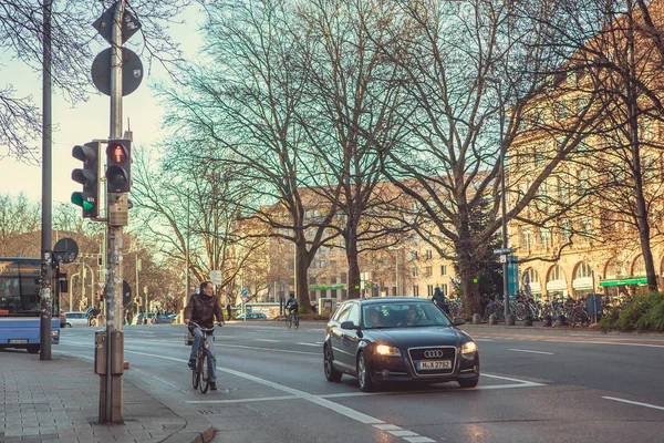 Monachium, Niemcy, zm. 29 grudnia 2016: Samochód i rowerzysty stać na światłach w Monachium. Życie miasta. Codziennego życia w Europie. Styl życia. — Zdjęcie stockowe