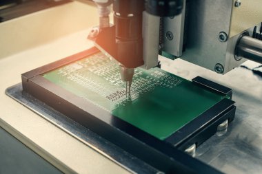 Otomasyon makine montaj bilgisayar devre panosunu fabrikasında üretim bilgisayar bileşenleri için. Yönetim Kurulu lehimleme işlemi. Fabrika mikroçip üretiminin.