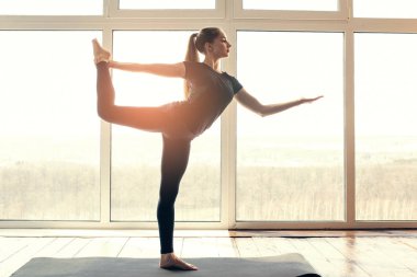 Yoga ve jimnastik yapan genç ve güzel bir kadın. Sağlık konsepti. Tek sporlu dersler.